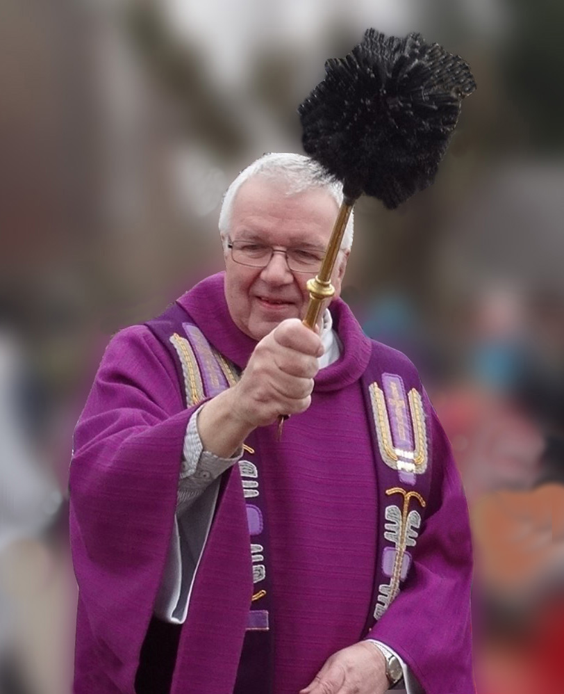 Pastoor Kloeg zegent  bromfietsen op het kerkplein.